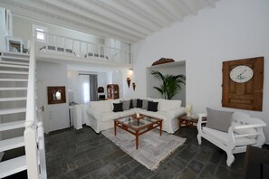 TV, DVD player - Villa Fragkia/private lounge area, sea view (Kalafatis)