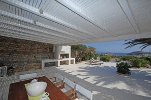 Outdoor dining - Villa Fragkia/private lounge area, sea view (Kalafatis)