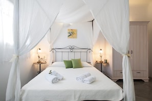 3 bedrooms, iron/ironing board, travel cot, free WiFi - Elia - Three Bedroom Villa, private pool, sea view (Kamari)