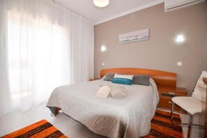 2 bedrooms, desk, iron/ironing board, travel cot - Unforgettable Holidays Views-I (Carvoeiro)