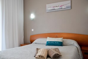 2 Schlafzimmer, Schreibtisch, Bügeleisen/Bügelbrett, Reisekinderbett