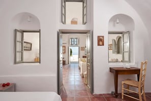 3 bedrooms, desk, iron/ironing board, travel cot - Nautilus Residence 3 bedroom villa at Firostefani (Thira)