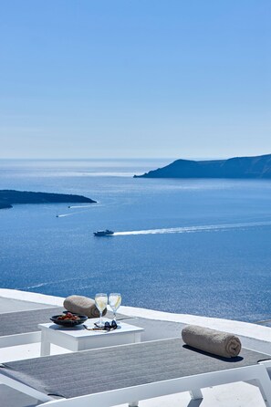 Property grounds - Nautilus Residence 3 bedroom villa at Firostefani (Thira)