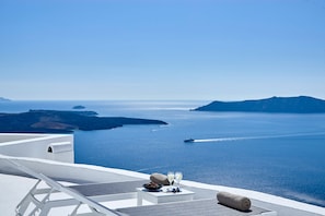 Property grounds - Nautilus Residence 3 bedroom villa at Firostefani (Thira)