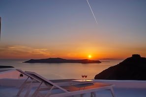Property grounds - Nautilus Residence 3 bedroom villa at Firostefani (Thira)