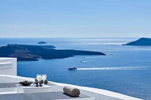 Property grounds - Nautilus Residence 3 bedroom villa at Firostefani (Thira)
