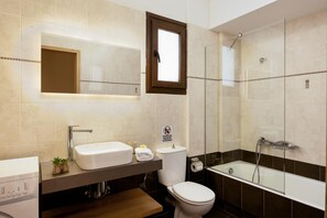 Ein modernes Badezimmer mit Waschbecken, Toilette und einer Duschkabine.