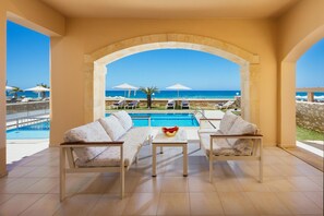 Pool - Beachfront Villa Avra with private swimming pool (Rethimno)