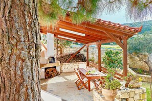 Outdoor dining - Villa Karteros with private swimming pool (Καρτερός)