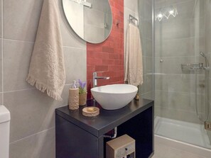Shower, hair dryer, towels - Sky Beachfront Villa with private pool (Prinos)
