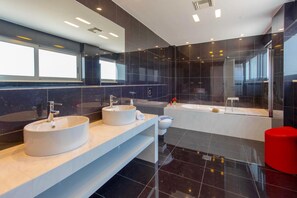 Shower, hair dryer, towels - Luxury Villa Stella with private swimming pool (Chania)