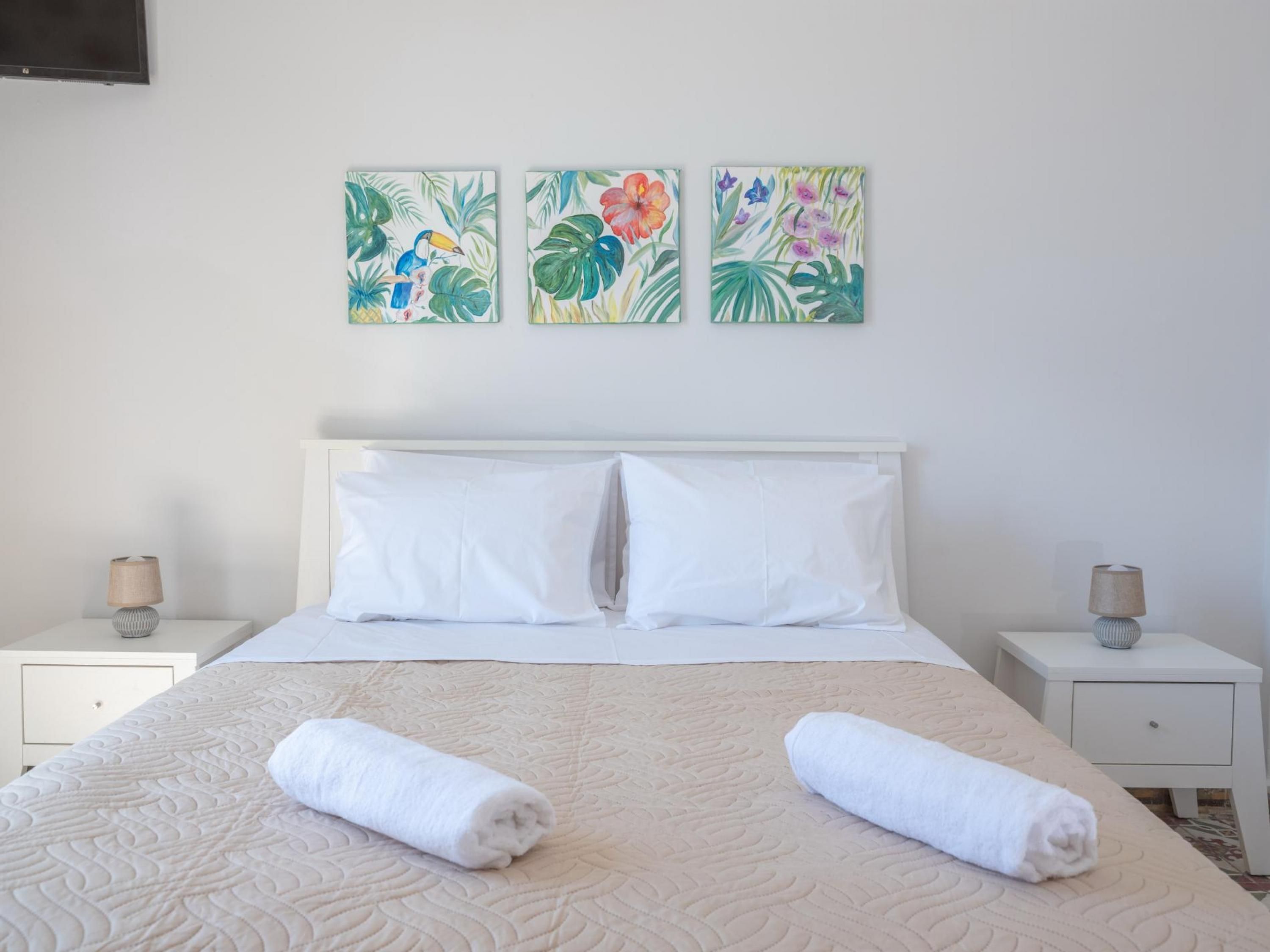 2 habitaciones, tabla de planchar con plancha y ropa de cama 