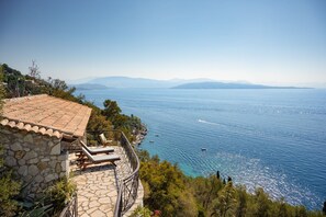 Terrace/patio - House On The Rocks in Nisaki (Katavolos)