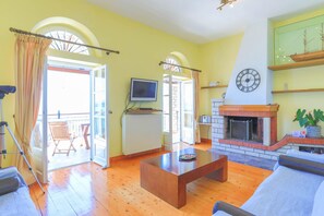 TV, fireplace, DVD player, books - House On The Rocks in Nisaki (Katavolos)