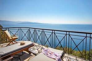 Property grounds - House On The Rocks in Nisaki (Katavolos)
