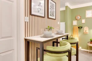 Dining - Stylish and modern studio flat | Free parking - Pass the Keys (Cambridge)