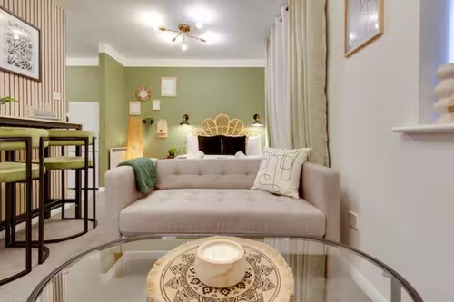Stylish and modern studio flat | Free parking - Pass the Keys