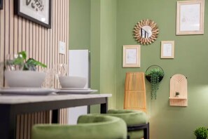 Dining - Stylish and modern studio flat | Free parking - Pass the Keys (Cambridge)