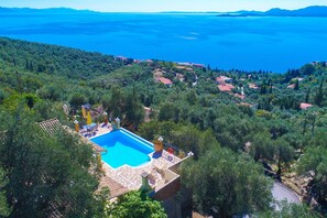 Pool - Viilla Kefalaki: Superb sceneries and views, private pool (Nisaki)