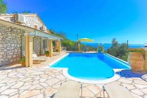 Pool - Viilla Kefalaki: Superb sceneries and views, private pool (Nisaki)
