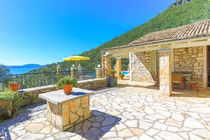 Outdoor dining - Viilla Kefalaki: Superb sceneries and views, private pool (Nisaki)