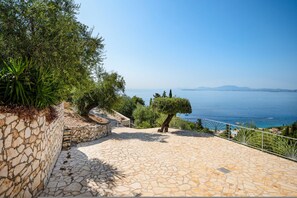 Property grounds - Vista Mare Assinia in Kentroma (Kentroma)