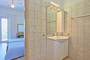 4 habitaciones, tabla de planchar con plancha y cuna de viaje 