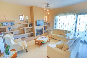 TV, fireplace, DVD player, books - Villa Dersea in Acharavi (Acharavi)