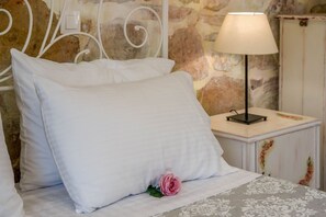 2 bedrooms, iron/ironing board, travel cot, bed sheets - Villa Labovitsa in Paxi (Paxi)