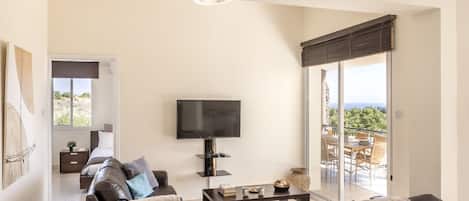 Télévision, lecteur de DVD, livres