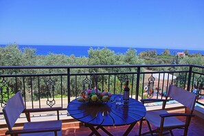 Outdoor dining - Marilena Sunset Villa Ena (Nea Dimmata)