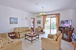 TV, DVD player, books, stereo - Marilena Sunset Villa Dio (Agia Marina Chrysochous)
