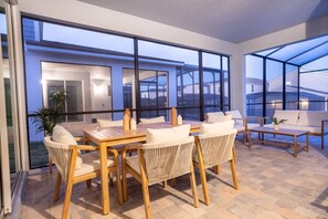 Basic-Villa | Speisen im Freien