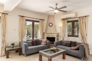 TV, DVD player, books - Villa Tsikkos Tria in Argaka (Argaka)