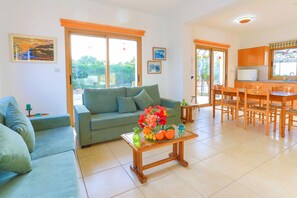 TV, DVD player, books, stereo - Villa Athina Finiki in Latchi (Latchi)