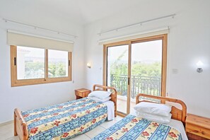 3 bedrooms, iron/ironing board, bed sheets - Villa Athina Finiki in Latchi (Latchi)