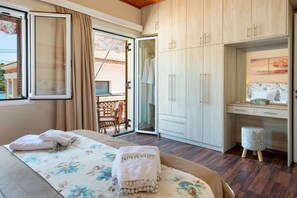 2 slaapkamers, een strijkplank/strijkijzer, reisbedje, beddengoed