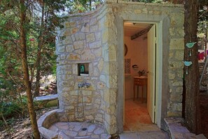 Property grounds - Kitrini Luxury Cottage (Ozias)