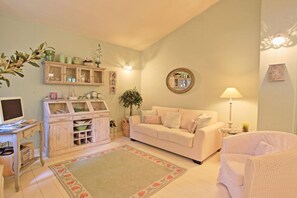 TV, books, stereo - Prasini Luxury Cottage (Ozias)