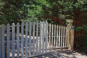 Property grounds - Prasini Luxury Cottage (Ozias)