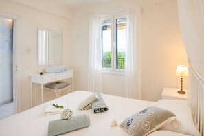 2 bedrooms, iron/ironing board, travel cot, bed sheets - Antigoni Villa Ena in Longos (Longos)