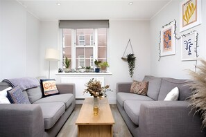 Living area - Cozy 2BR Family Rental flat - 12 mins walk to Buckingham Palace & city center (London)
