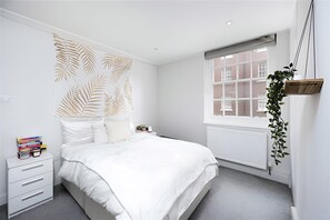 Iron/ironing board, travel cot, free WiFi, bed sheets - Cozy 2BR Family Rental flat - 12 mins walk to Buckingham Palace & city center (London)