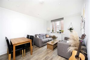 Living area - Cozy 2BR Family Rental flat - 12 mins walk to Buckingham Palace & city center (London)