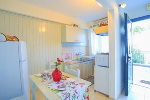 Fridge, coffee/tea maker, toaster - Antigoni Villa Tria in Longos (Longos)