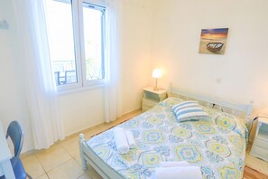 2 bedrooms, iron/ironing board, travel cot, bed sheets - Antigoni Villa Tria in Longos (Longos)