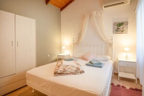 2 bedrooms, iron/ironing board, travel cot, bed sheets - Villa Sevi in Loggos (Paxi)