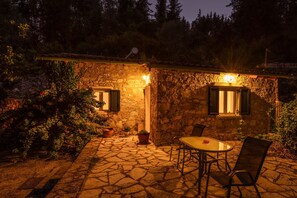 Outdoor dining - Villa Sevi in Loggos (Paxi)