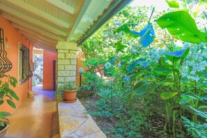 Property grounds - Villa Calypso in Nisaki (Nisaki)