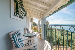 Property grounds - Villa Calypso in Nisaki (Nisaki)